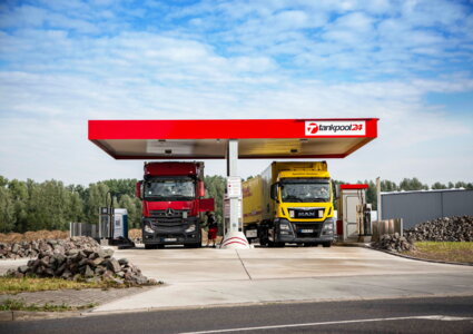 tankpool24-Tankstelle mit zwei tankenden LKWs